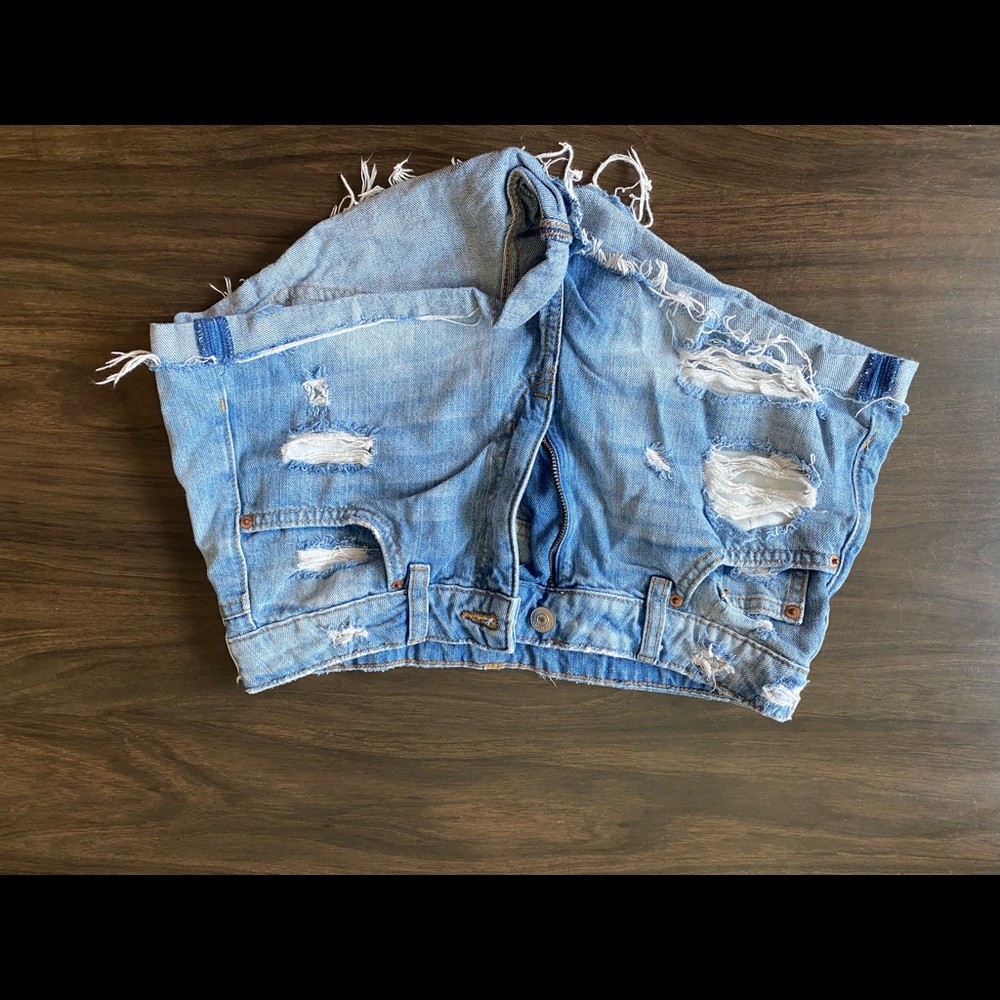 Boyfriend cut, denim shorts. H&M
